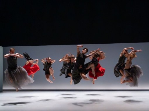 רקדנים על הבמה