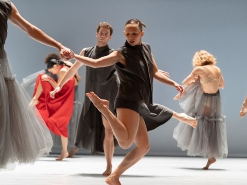 רקדנים על הבמה