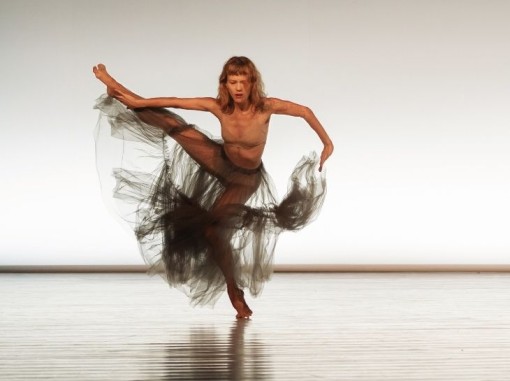 רקדנית בבגדי שיפון