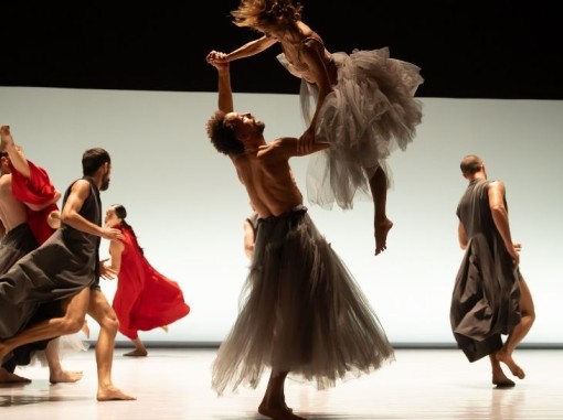 רקדנים על הבמה