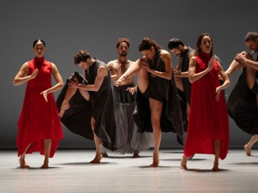 רקדנים על הבמה