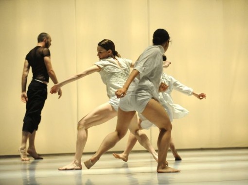 רקדנים על הבמה