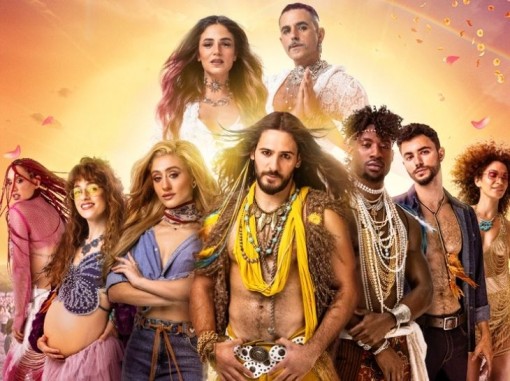 משתתפי המחזמר בתלבושותיהם