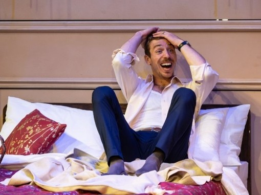 צעיר במיטה זוגית נראה מופתע