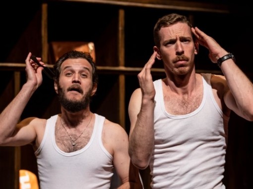 שני צעירים בגופיות לבנות