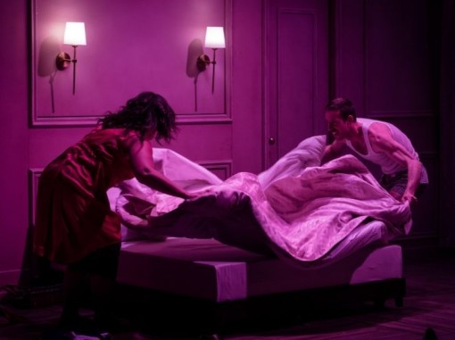 זוג מסדר את המיטה תאורה ורודה