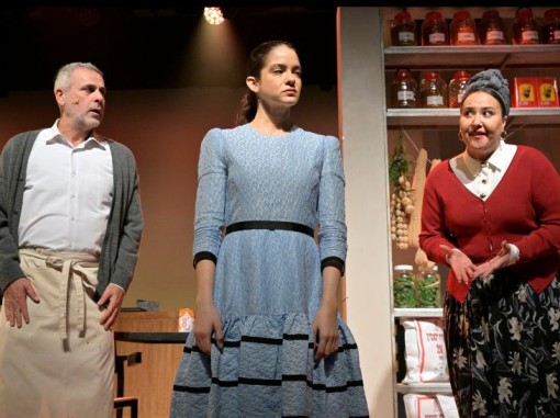 צעירה חרדית והוריה