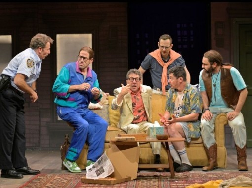 חברים ושוטר בסלון