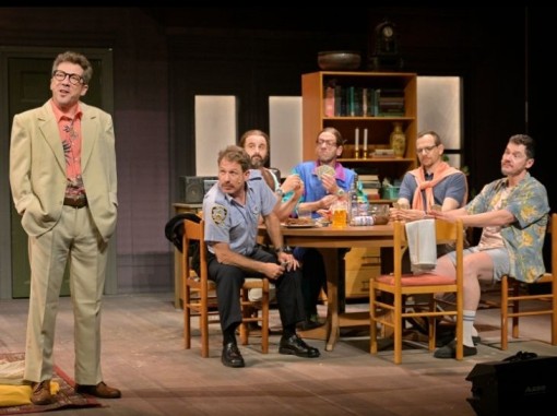 חברים משחקים קלפים