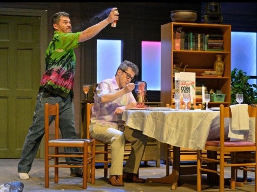 השחקנים גרייניק ואלתרמן בסצנה קומית