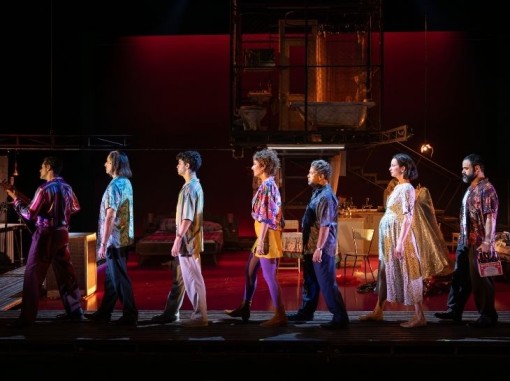 מצעד דמויות על הבמה