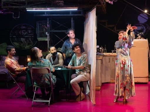 דמות רוקדת וחברים מביטים בה