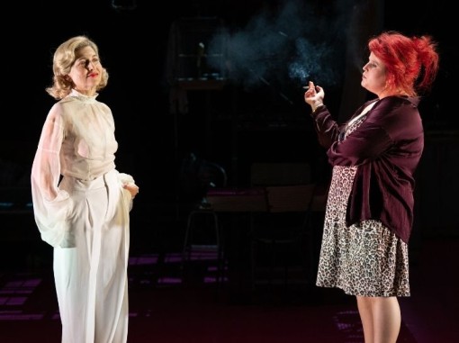 דמות בלאנש וצעירה מעשנת