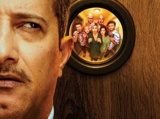 דמות צעיר עם שפם ליד דלת דרך העינית רואים את דמויות השכנים 