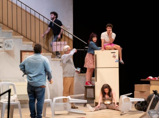 שכנים בחדר המדרגות המבולגן