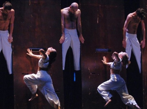 רקדנים על הבמה