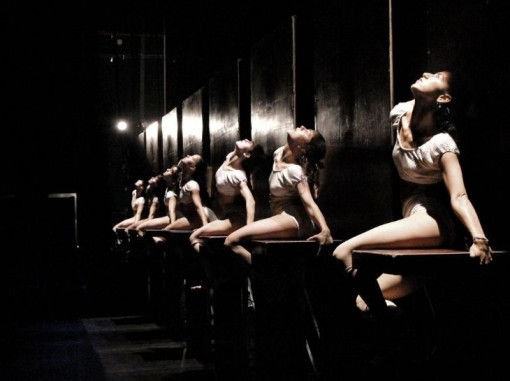 רקדניות על הבמה