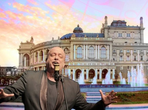 הזמר יותם כהן ברקע תמונת העיר אודסה