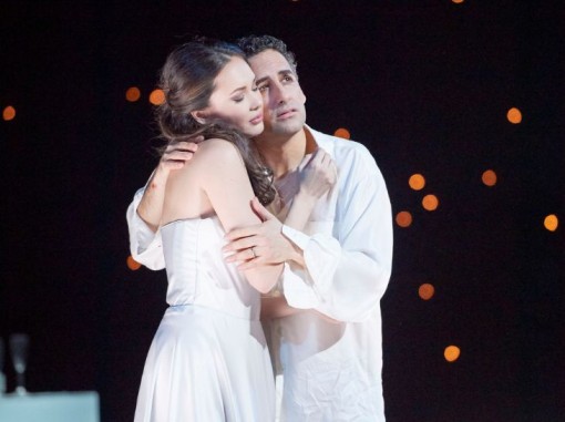 רומיאו ויוליה מחובקים