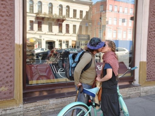 זוג צעיר מתנשק ברקע נוף רחוב בעיר סנט פטרסבורג