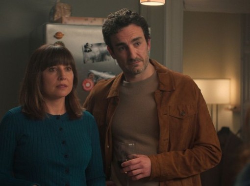 זוג מביט במשהו במבט משתאה