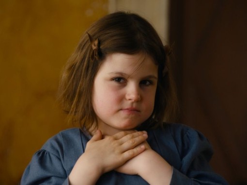 תקריב פני ילדה קטנה