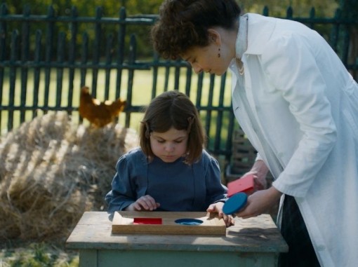 דמותה שלד מונטסרי משחקת עם ילדה קטנה