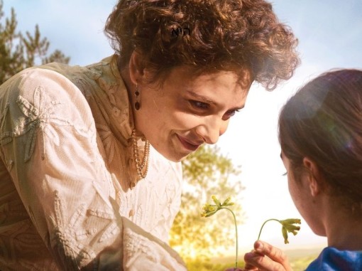 דמותה של מונטסרי מגישה לילדה פרח קטן (כרזת הסרט)