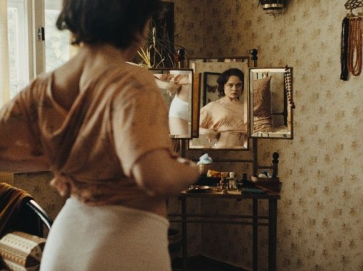 צעירה מביטה במראה