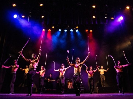 רקדנים על הבמה