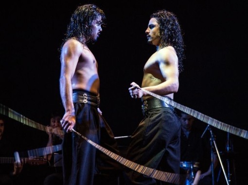 רקדנים על הבמה