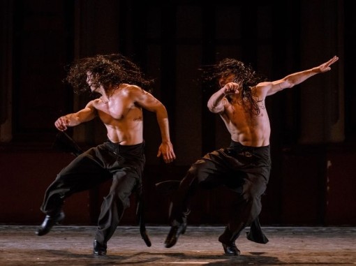 רקדנים על הבמה