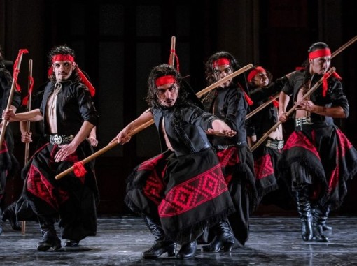 רקדנים לוחמים על הבמה