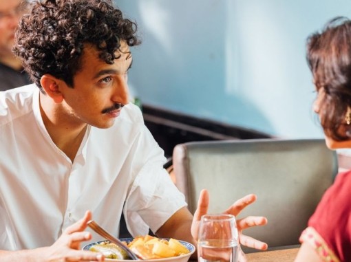 טבח צעיר משוחח ליד שולחן האוכל