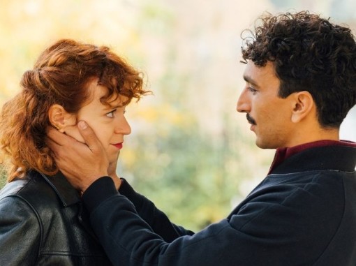 צעיר מחבק את פניה של צעירה