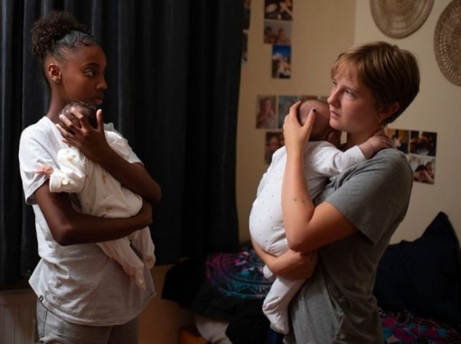 שתי אימהות מעירות עם תינוקותיהן