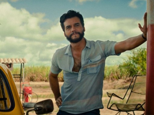 צעיר עומד שעון על עמוד ליד מכונית