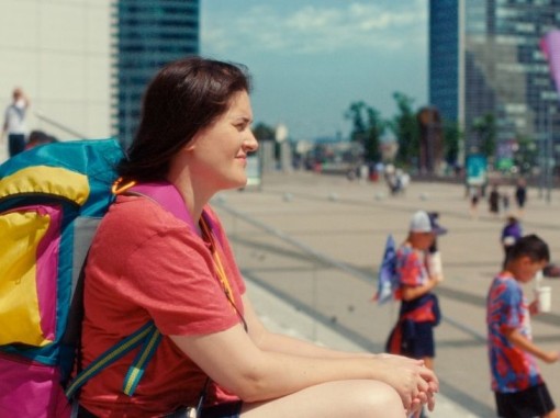 צעירה עם תרמיל גב צבעוני בכפר האולימפי