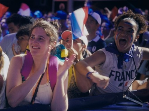 צעירה מוחאת כפיים בקרב קהל צופים באולימפיאדה