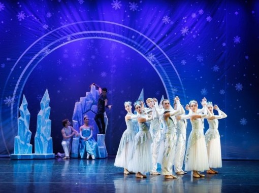 רקדנים על הבמה