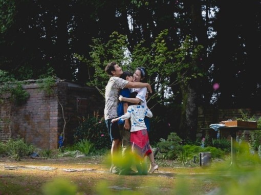 ילדים מחובקים בדשא