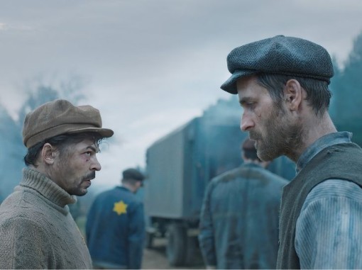 שני אסירים יהודים במחנה ברקע רכבת