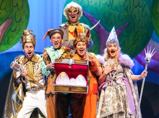 משתתפי ההצגה בתלבושותיהם