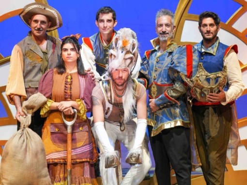 משתתפי ההצגה בתלבושותיהם