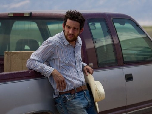 צעיר בכובע בוקרים שעון על טנדר