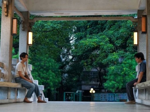 זוג צעיר יושב בפנים חתומות אחד מול השני במרפסת 