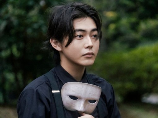 צעיר אוחז במסכה