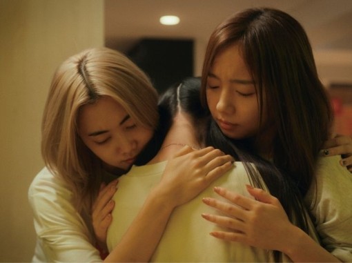 צעירות מחבקות ומנחמות