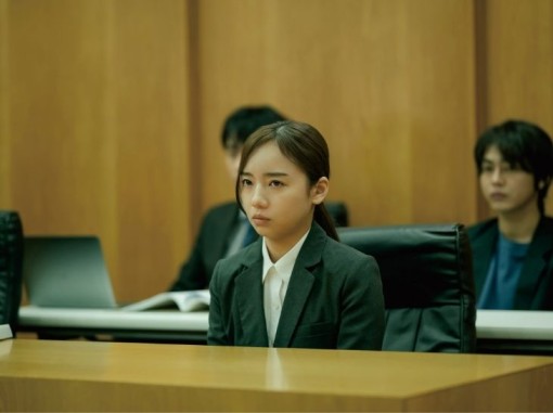 צעירה נאשמת בבית משפט