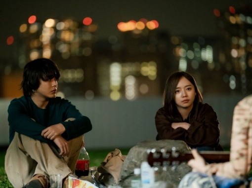 צעירים בדשא